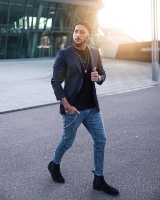 Как носить темно-синий пиджак с синими рваными джинсами мужчине
