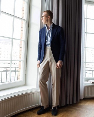 Как носить темно-синий пиджак с синими замшевыми лоферами мужчине