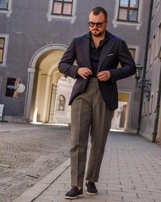 Как носить темно-синий пиджак с синими замшевыми лоферами мужчине