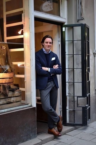 Как носить темно-синий пиджак с коричневыми кожаными брогами