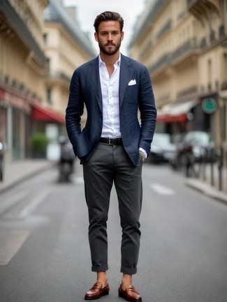 Как носить темно-синий пиджак с коричневыми кожаными лоферами мужчине