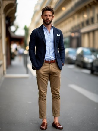 Как носить темно-синий пиджак с коричневыми кожаными лоферами мужчине