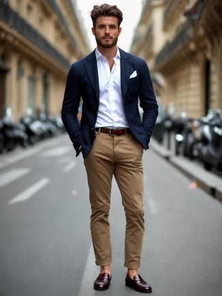 Как носить темно-синий пиджак с коричневыми кожаными лоферами мужчине