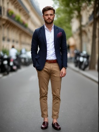 Как носить темно-синий пиджак с коричневыми кожаными лоферами мужчине