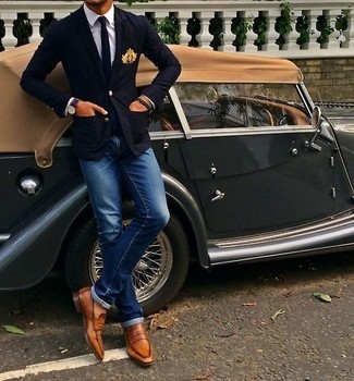 Как носить темно-синий пиджак с коричневыми кожаными лоферами мужчине