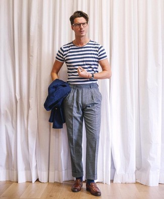 Как носить темно-синий пиджак с коричневыми кожаными лоферами мужчине