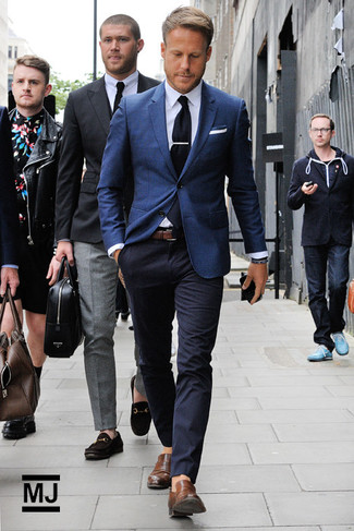 Как носить темно-синий пиджак с коричневыми кожаными лоферами мужчине