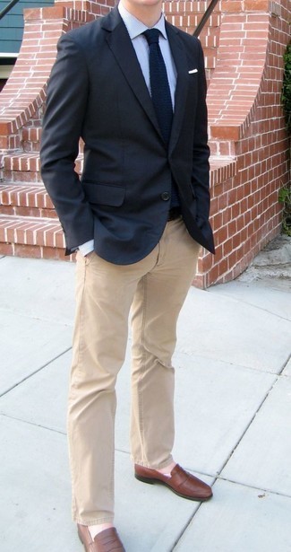 Как носить темно-синий пиджак с коричневыми кожаными лоферами мужчине