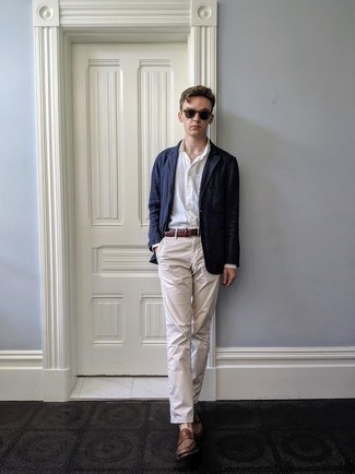 Как носить темно-синий пиджак с коричневыми кожаными лоферами мужчине