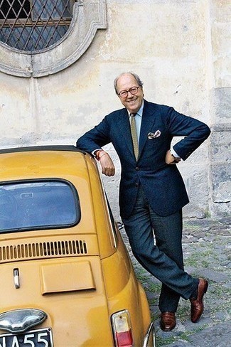 Как носить темно-синий пиджак с коричневыми кожаными лоферами мужчине