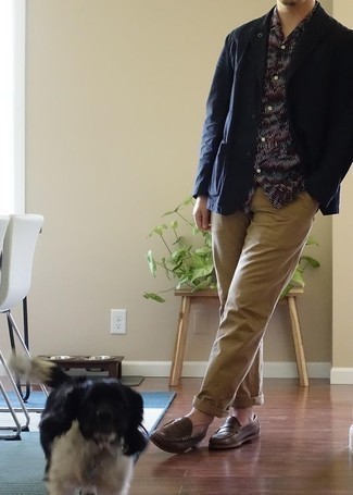 Как носить темно-синий пиджак с коричневыми кожаными лоферами мужчине