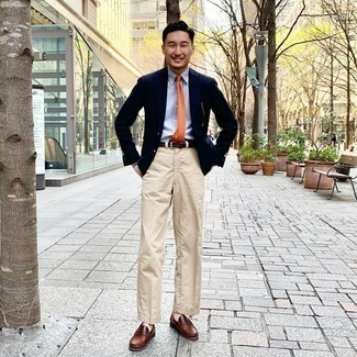 Как носить темно-синий пиджак с коричневыми кожаными лоферами мужчине