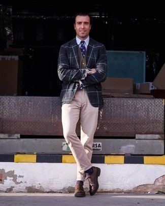 Как носить темно-синий пиджак с коричневым жилетом