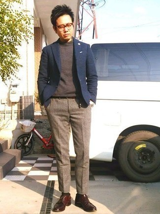 Как носить темно-синий пиджак с коричневыми шерстяными брюками чинос