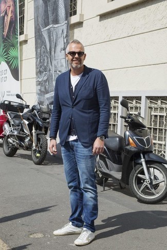 Какие кардиганы носить с темно-синим пиджаком мужчине