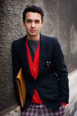 Какие кардиганы носить с темно-синим пиджаком мужчине