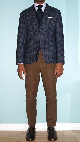 Какие кардиганы носить с темно-синим пиджаком мужчине