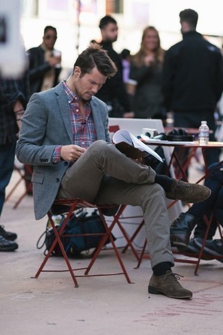 Как носить темно-синий пиджак с темно-серыми джинсами мужчине