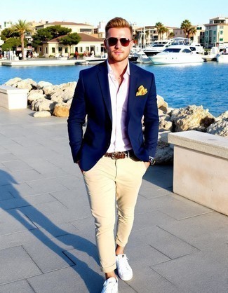Какие брюки чинос носить с темно-синим пиджаком