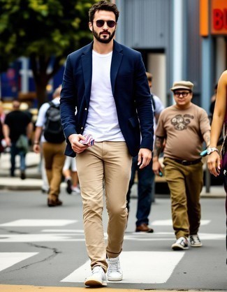 Какие брюки чинос носить с темно-синим пиджаком