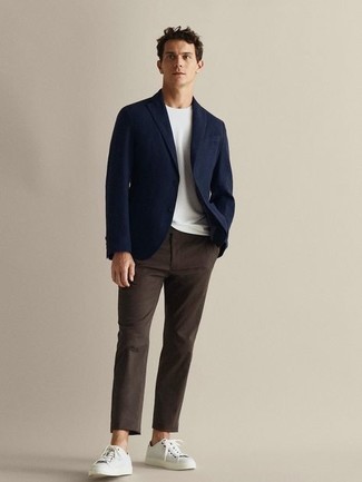 Как носить темно-синий пиджак с темно-коричневыми брюками чинос