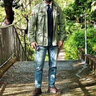 Как носить темно-синий пиджак с темно-коричневыми замшевыми брогами