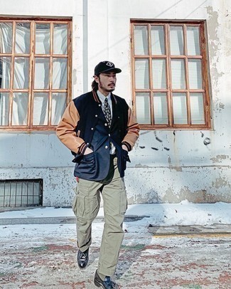 Как носить темно-синий пиджак с темно-зелеными брюками карго
