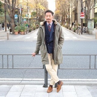 Как носить темно-синий пиджак с темно-зеленой паркой мужчине