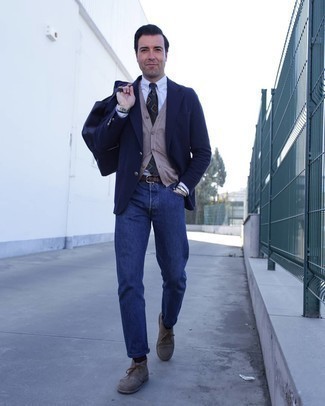 Какие ботинки дезерты носить с темно-синим пиджаком