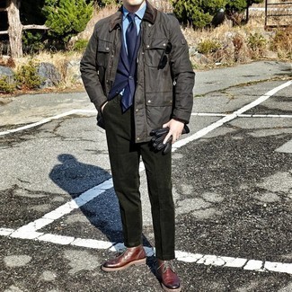 Какие ботинки дезерты носить с темно-синим пиджаком