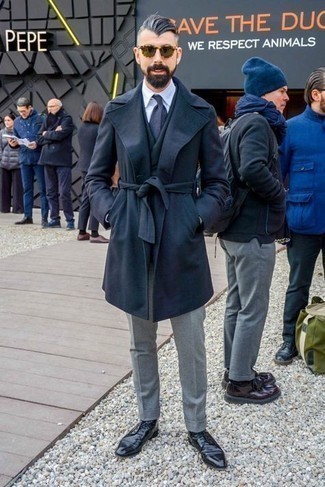 Какие классические ботинки носить с темно-синим пиджаком мужчине