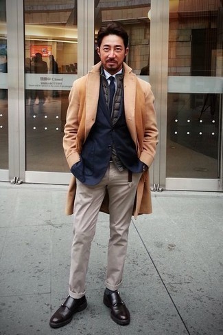 Какие куртки без рукавов носить с темно-синим пиджаком мужчине