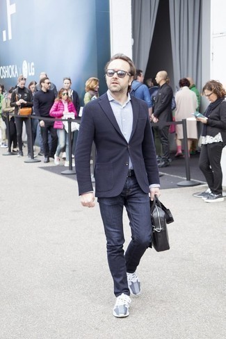 Как носить темно-синий пиджак с серыми кроссовками мужчине