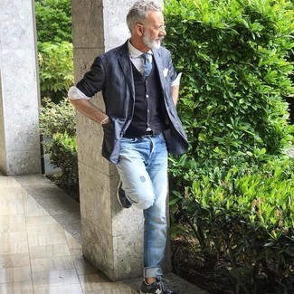 Как носить темно-синий пиджак с серыми кроссовками мужчине