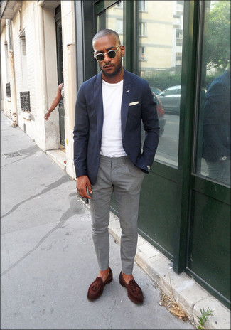 Как носить темно-синий пиджак с серыми брюками чинос