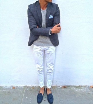 Как носить темно-синий пиджак с серым свитером с круглым вырезом мужчине