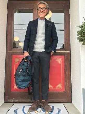 Как носить темно-синий пиджак с серым свитером с круглым вырезом мужчине