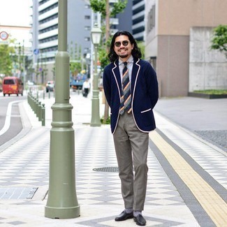 Как носить темно-синий пиджак с серой классической рубашкой мужчине