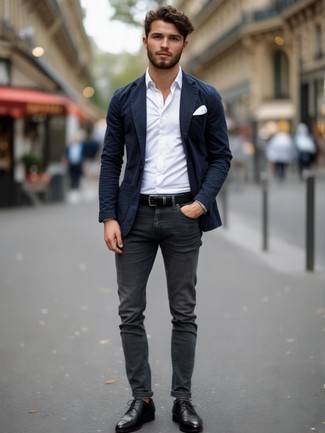 Как носить темно-синий пиджак с серыми джинсами мужчине