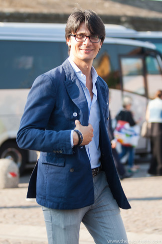 Как носить темно-синий пиджак с серыми джинсами мужчине