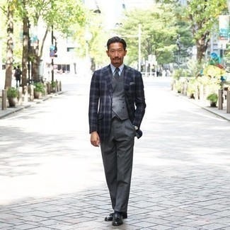 Как носить темно-синий пиджак с серым жилетом