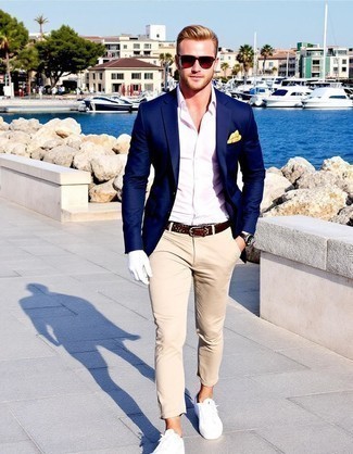 Как носить темно-синий пиджак с светло-коричневыми брюками чинос