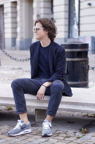 Как носить темно-синий пиджак с голубыми кроссовками мужчине