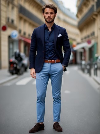 Как носить темно-синий пиджак с голубыми классическими брюками мужчине