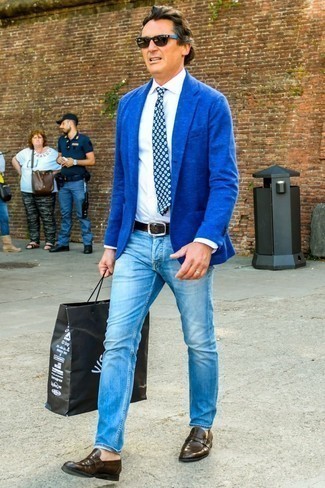 Как носить темно-синий пиджак с голубыми джинсами мужчине