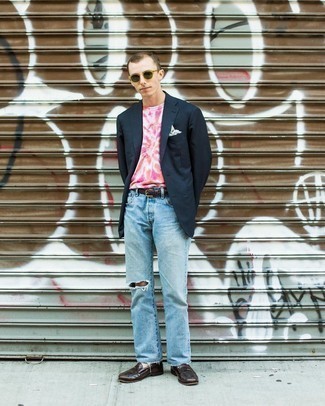 Как носить темно-синий пиджак с голубыми джинсами мужчине