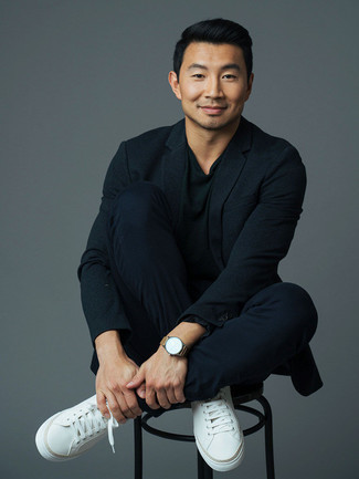 Какие футболки с длинным рукавом носить с темно-синим пиджаком мужчине