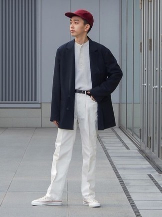 Какие низкие кеды носить с темно-синим пиджаком мужчине