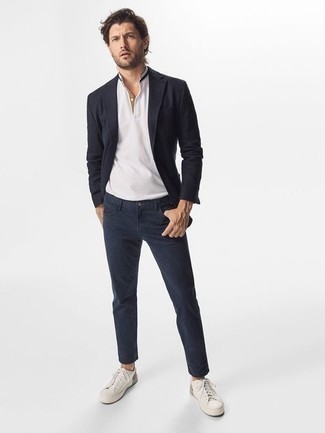 Какие низкие кеды носить с темно-синим пиджаком мужчине