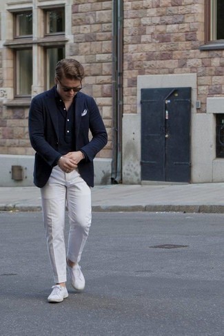 Какие низкие кеды носить с темно-синим пиджаком мужчине